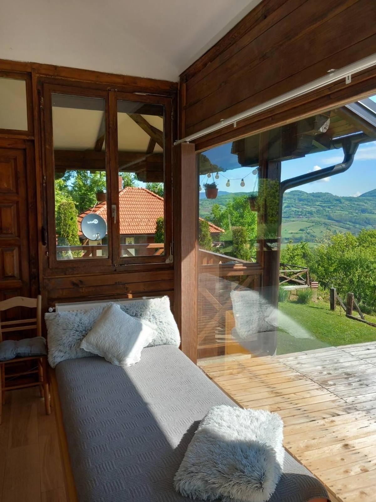 Apartmani Lunija Gornji Milanovac Esterno foto